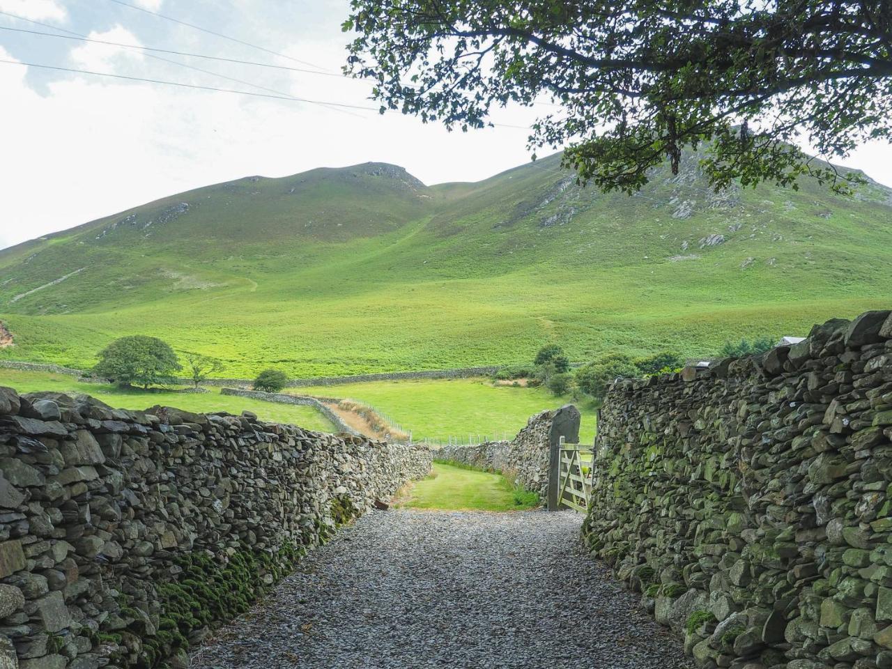 The Wayside And Whisky Barn Hotel Whitbeck Bagian luar foto