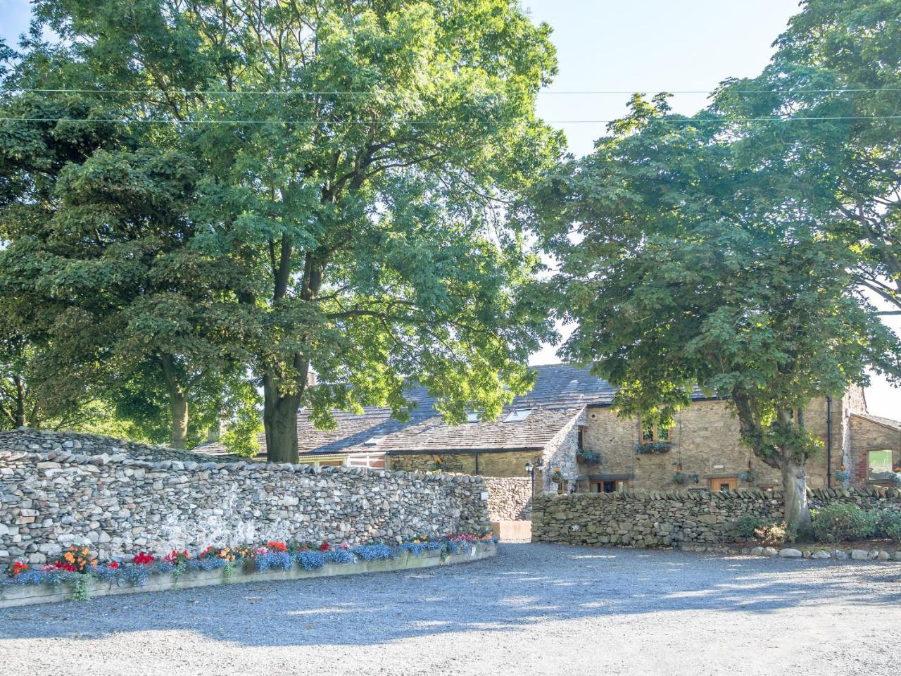 The Wayside And Whisky Barn Hotel Whitbeck Bagian luar foto