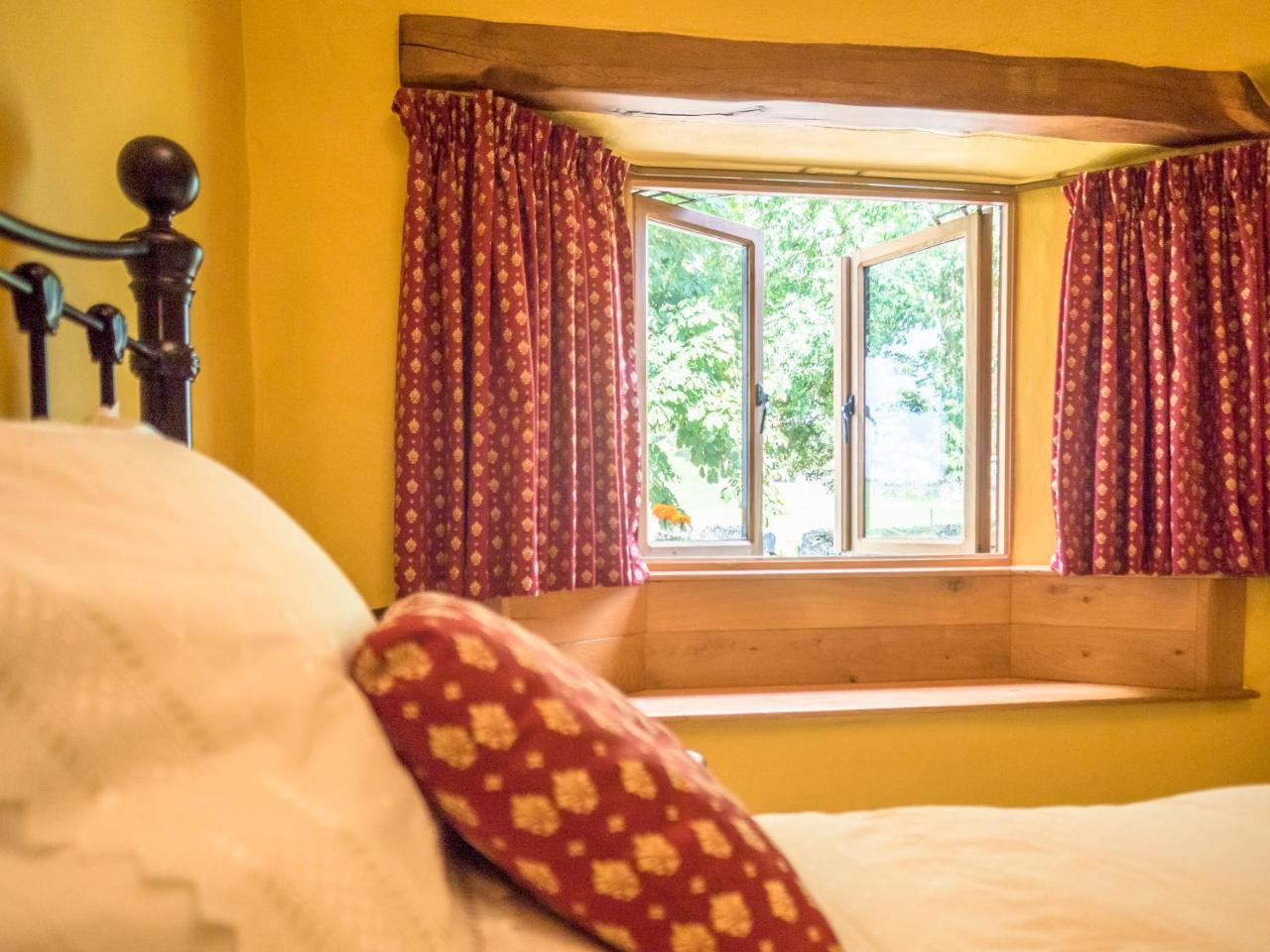 The Wayside And Whisky Barn Hotel Whitbeck Bagian luar foto